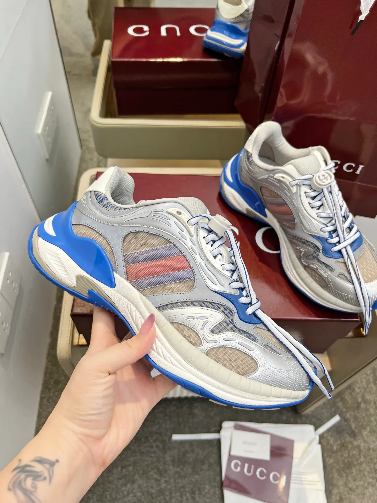 👟👟Ex-factory price 860👟👟 Men's size +10 Gucci 2.0 sneakers reinterpret the brand's iconic striped webbing elements. When retro genes collide with futuristic design, this new pair of Gucci shoes directly reaches the trend threshold💥 ✔️Color combination of caron color contrast + classic stripes, GG reflective piping, visual impact, and comes with a high-light filter when going out ✔️ The structure is made of multi-layer splicing of different materials, mesh is breathable, leather is shaped, and the outsole is combined with EVA rubber. It is fashionable and practical. ✔️ Details are made of double G midsole + iconic double G lock shoelaces. The retro DNA is crazy and restless, and every step is based on the trendy aesthetic. Size: 35-41 for women, 39-46 for men, (41.46 custom-made)